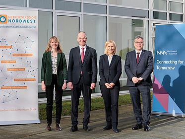 Dr. Janka Wagner (Metropolitan Region Northwest Germany), Professor Ralph Bruder (President of the University of Oldenburg), Professor Jutta Günther (President of the University of Bremen), and State Secretary Professor Joachim Schachtner (Lower Saxony Ministry of Science and Culture) (from left to right).